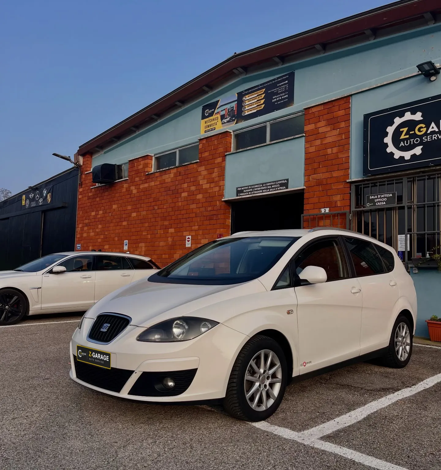 L’interno dell’officina Z-Garage con le postazioni di lavoro