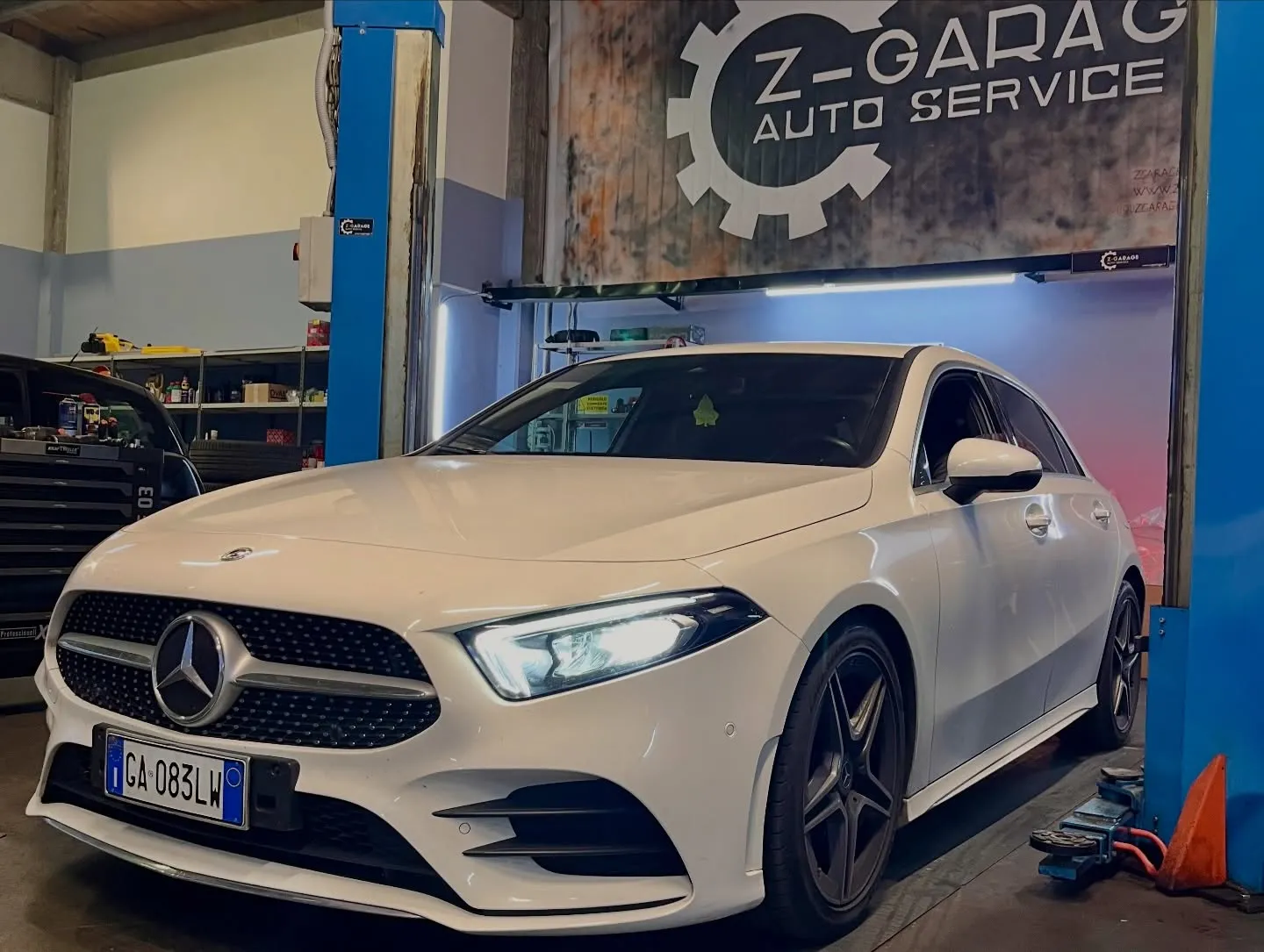 Un’auto sul ponte nell’officina Z-Garage a Solferino