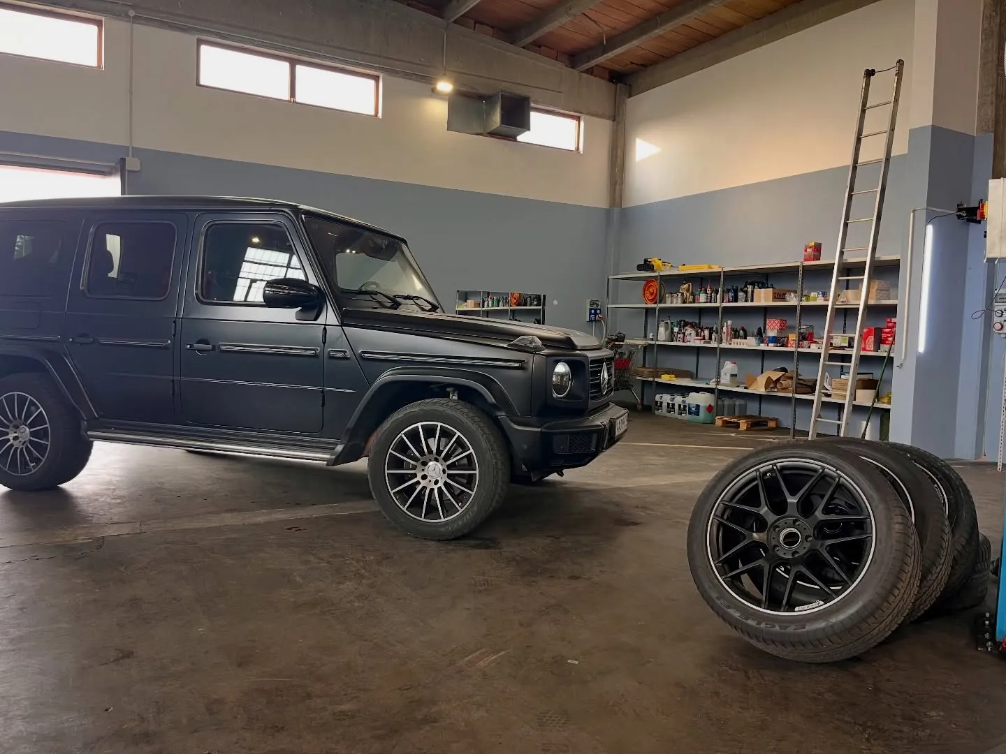 Cerchi e pneumatici pronti per il montaggio nell’officina Z-Garage a Solferino