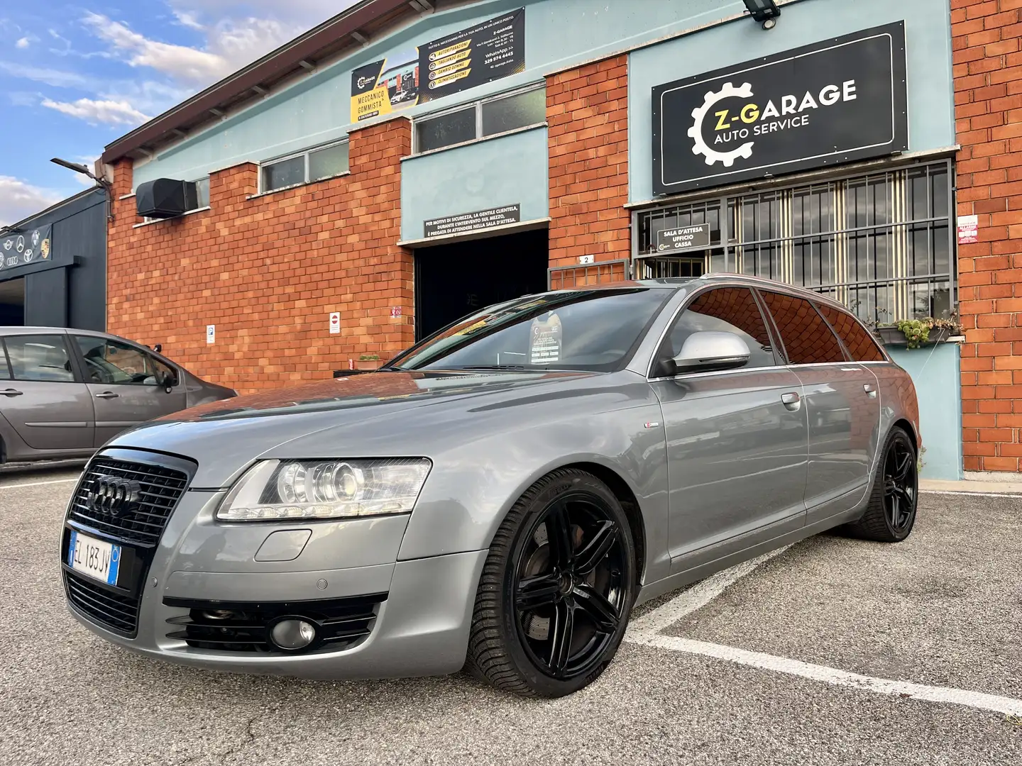 Un’auto in vendita davanti all’officina Z-Garage
