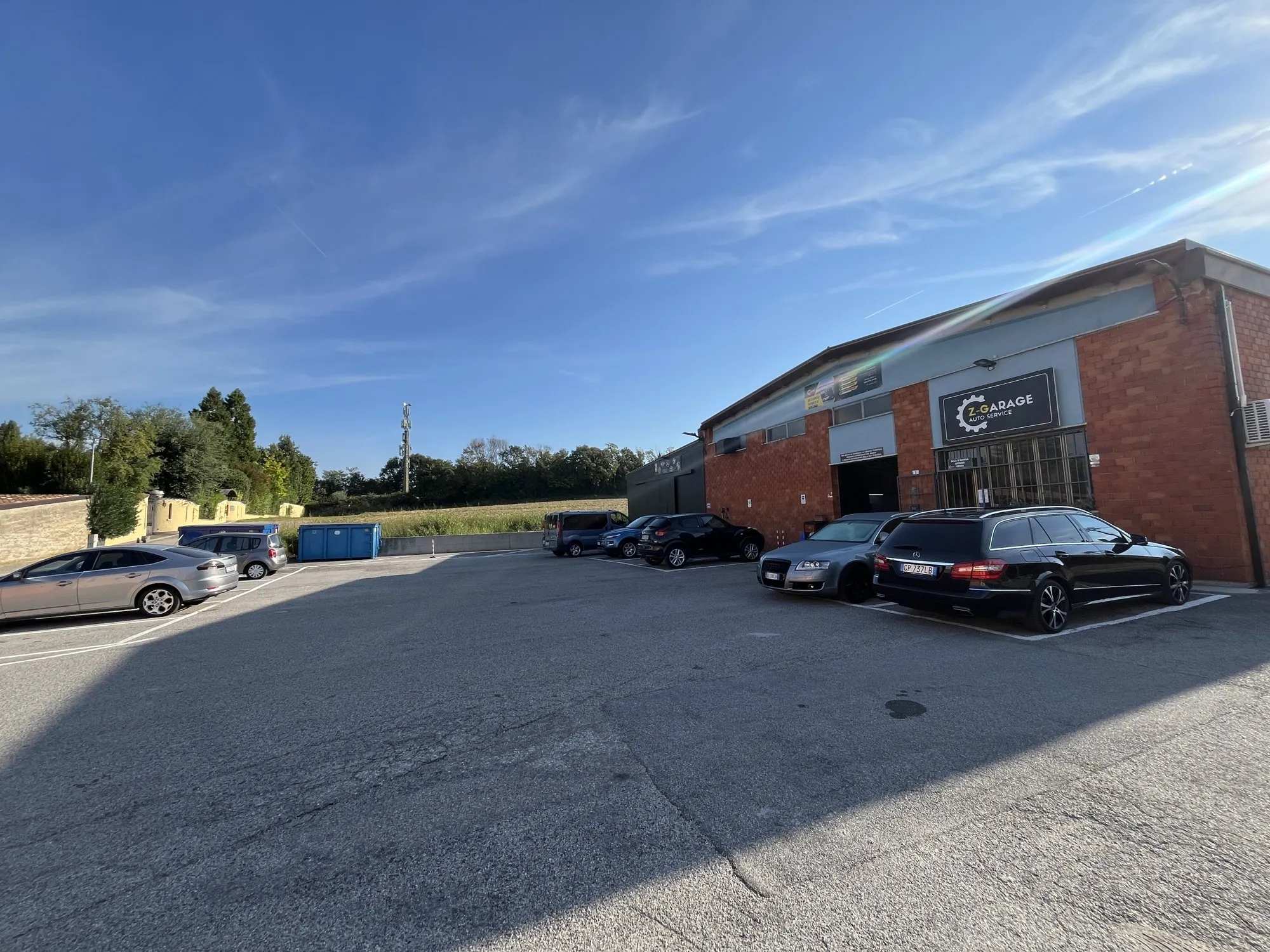 Blick in die Werkstatt von Z-Garage mit Autos auf den Hebebühnen